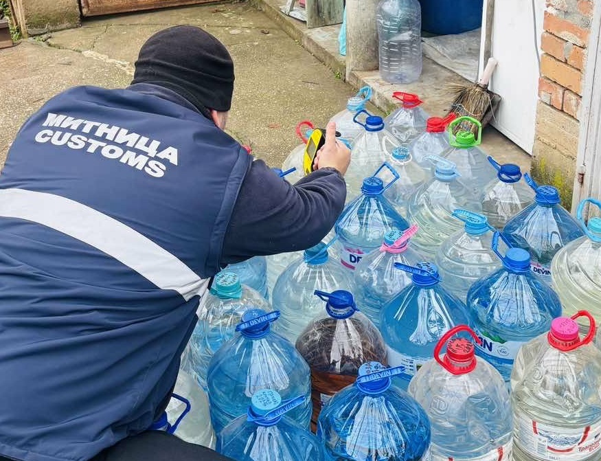 Снимки на задържания алкохол