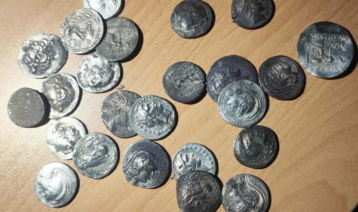 Снимки на задържаните монети