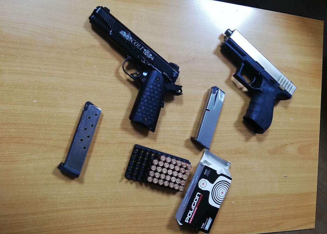 Снимка на задържаните пистолети и патрони